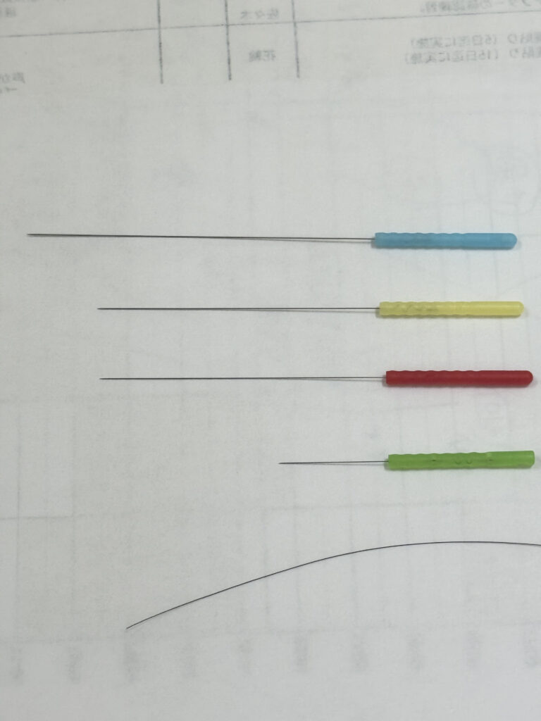 鍼の大きさと、髪の毛の大きさ
